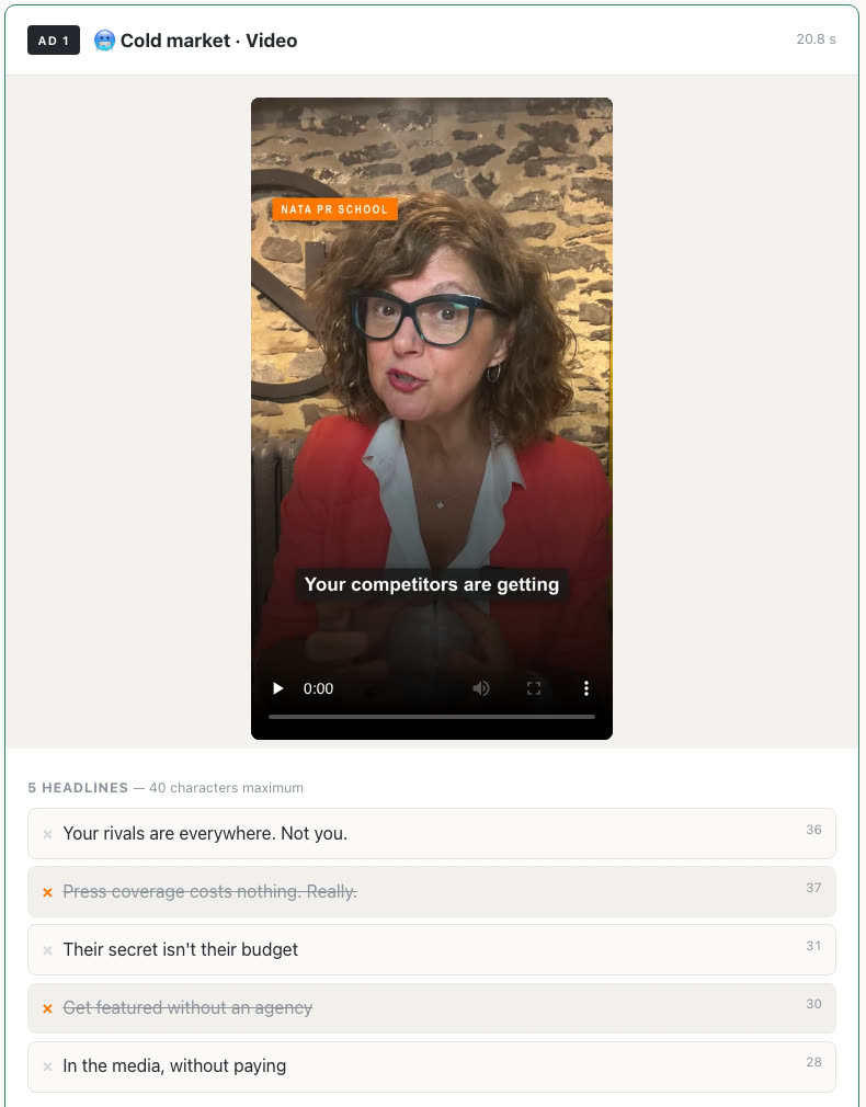 Une pièce avec son lecteur vidéo et cinq titres, dont deux écartés